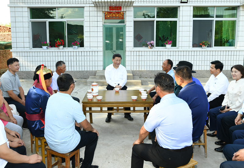 2019年7月15日至16日,中共中央总书记、国家主席、中央军委主席习近平在内蒙古考察并指导开展“不忘初心、牢记使命”主题教育。这是15日下午,习近平在赤峰市喀喇沁旗河南街道马鞍山村村民张国利家,同基层干部群众代表座谈交流。 2019年7月15日至16日,中共中央总书记、国家主席、中央军委主席习近平在内蒙古考察并指导开展“不忘初心、牢记使命”主题教育。这是15日下午,习近平在赤峰市喀喇沁旗河南街道马鞍山村村民张国利家,同基层干部群众代表座谈交流。