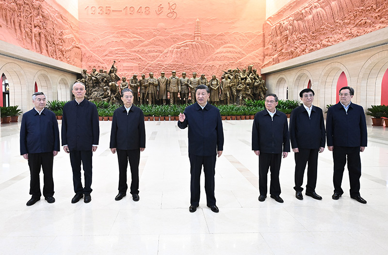 2022年10月27日,中共中央总书记、国家主席、中央军委主席习近平带领中共中央政治局常委李强、赵乐际、王沪宁、蔡奇、丁薛祥、李希,瞻仰延安革命纪念地。这是习近平在延安革命纪念馆参观《伟大历程——中共中央在延安十三年历史陈列》结束时发表重要讲话。 2022年10月27日,中共中央总书记、国家主席、中央军委主席习近平带领中共中央政治局常委李强、赵乐际、王沪宁、蔡奇、丁薛祥、李希,瞻仰延安革命纪念地。这是习近平在延安革命纪念馆参观《伟大历程——中共中央在延安十三年历史陈列》结束时发表重要讲话。