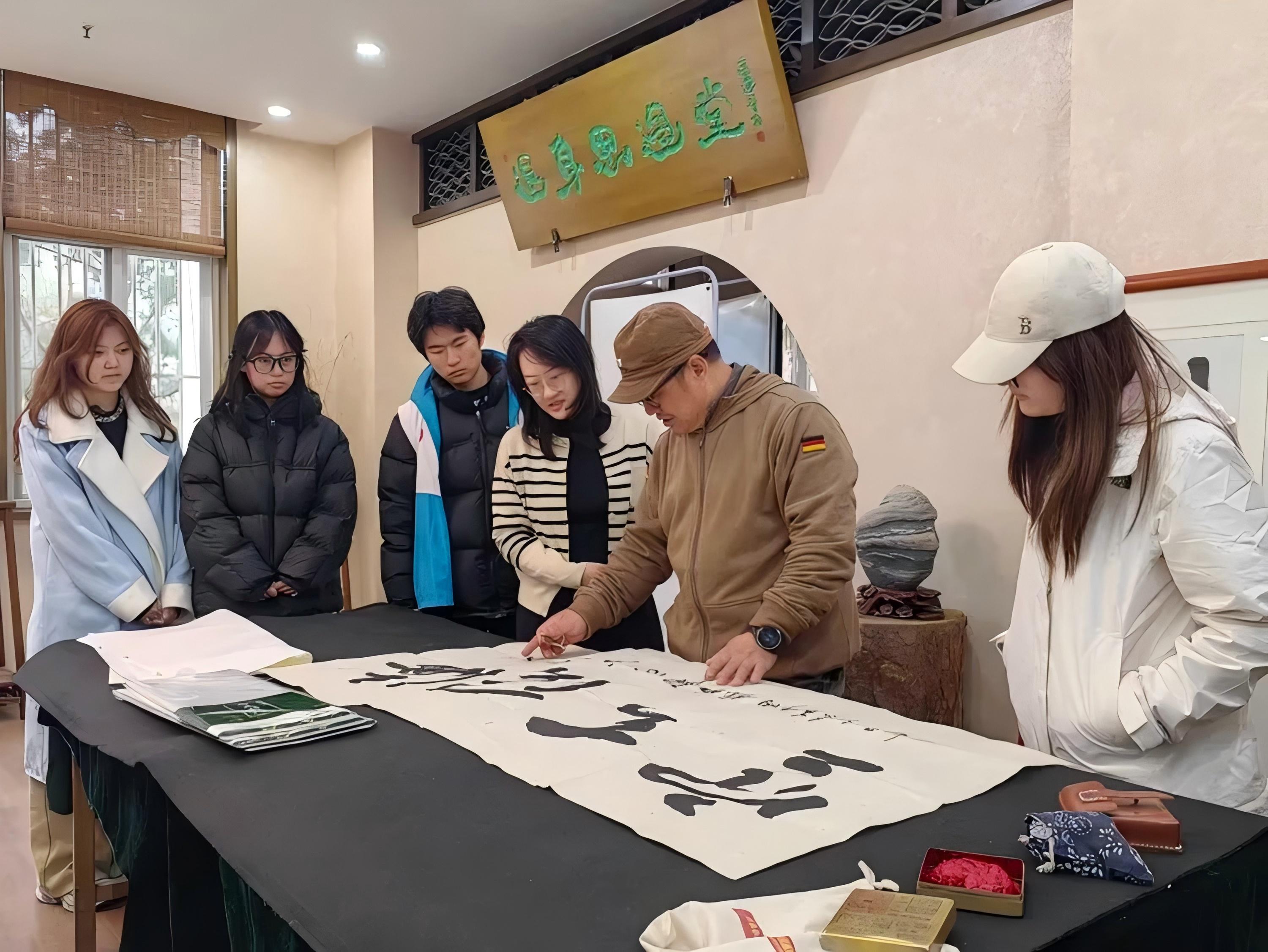 我校举办“墨韵学雷锋 丹青映初心”书画活动-西安航空学院